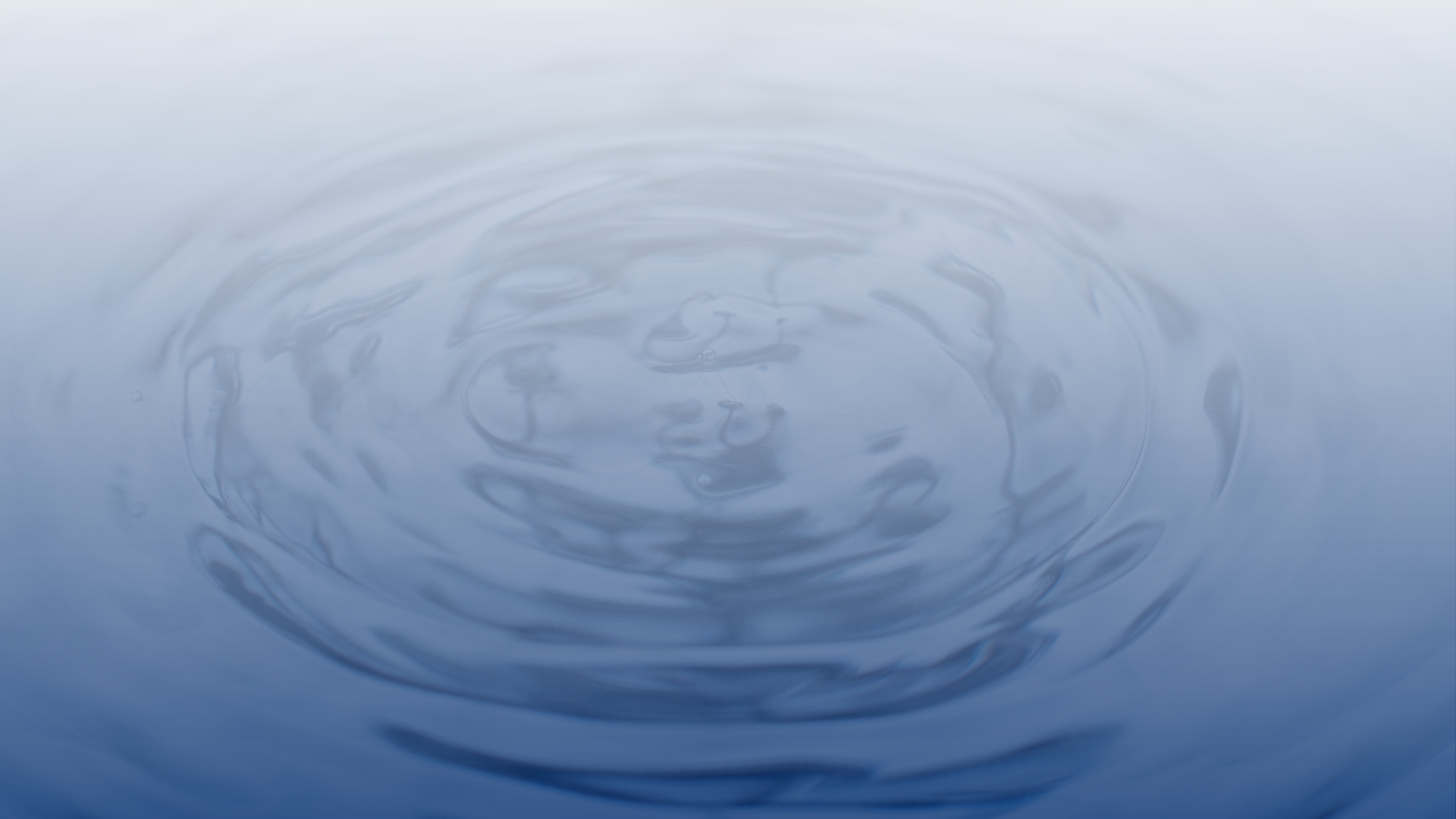 Image d'une goute d'eau qui rentre dans l'eau